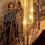 Výroba a montáž dekorativního lustru. Výška 4,5 metru..